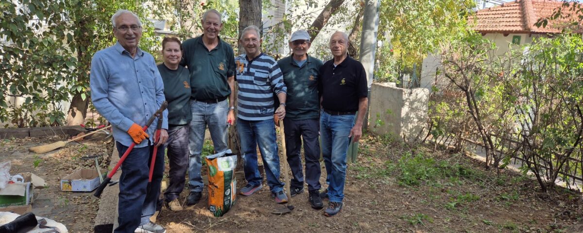 מתנדבי ליונס רמת גן בגינה הקהילתית החדשה