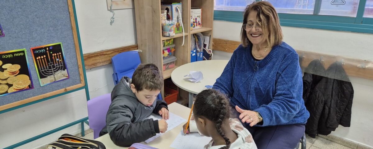 חברת מועדון פתח תקווה אבוקה המתנדבת בבית ספר קורצ'אק