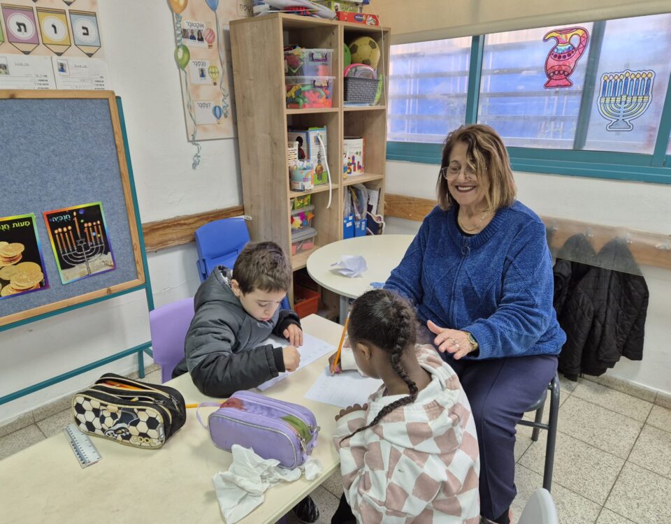 חברת מועדון פתח תקווה אבוקה המתנדבת בבית ספר קורצ'אק