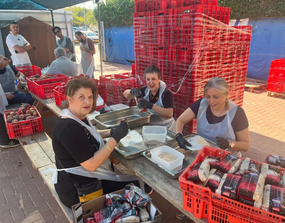 מועדון פתח תקווה אבוקה מכינים אוכל לחסרי יכולת