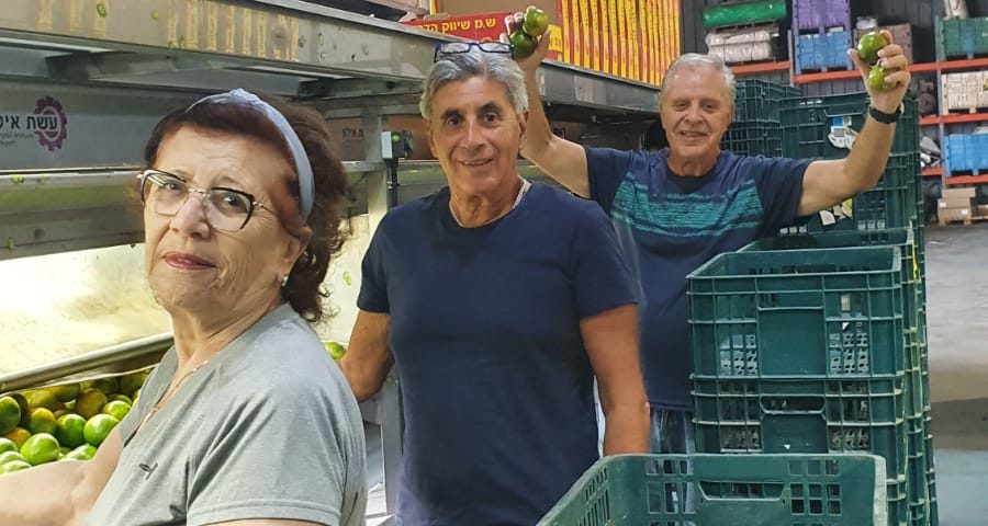 חברי מועדון נתניה התנדבות בבית אריזה בזמן המלחמה
