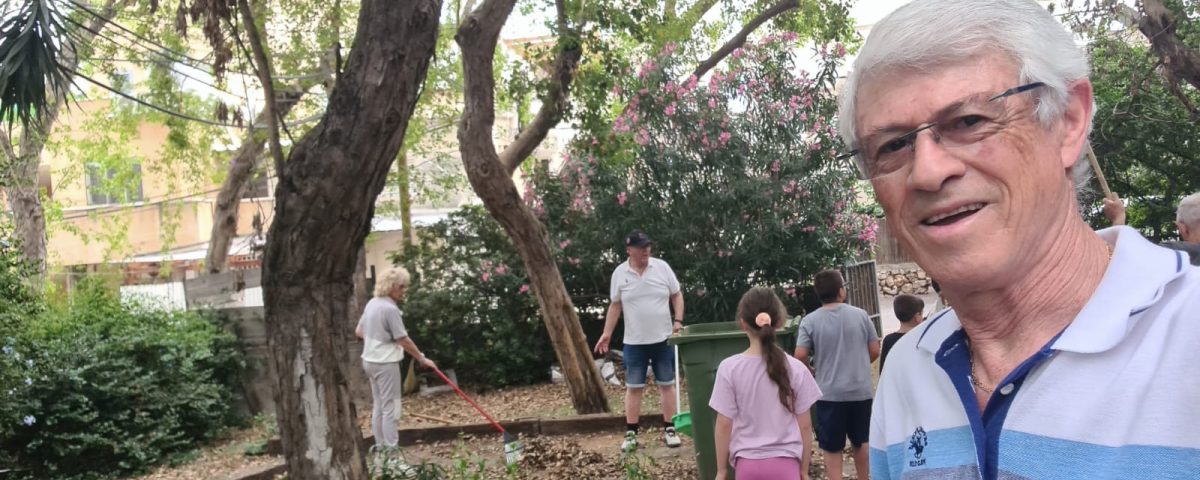 מתנדבי ליונס רמת גן עובדים עם הילדים בגינה הקהילתית