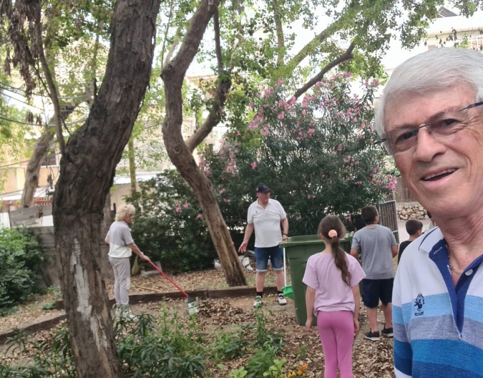 מתנדבי ליונס רמת גן עובדים עם הילדים בגינה הקהילתית