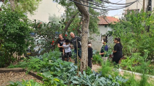 מתנדבי ליונס רמת גן עובדים עם הילדים בגינה הקהילתית