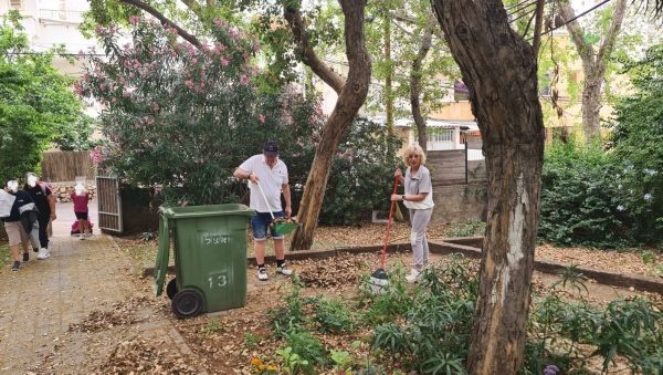 מתנדבי ליונס רמת גן עובדים עם הילדים בגינה הקהילתית