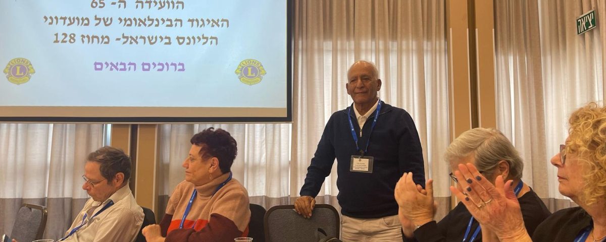 אנשים יושבים וברקע מצגת