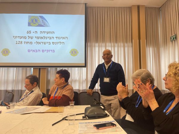 אנשים יושבים וברקע מצגת