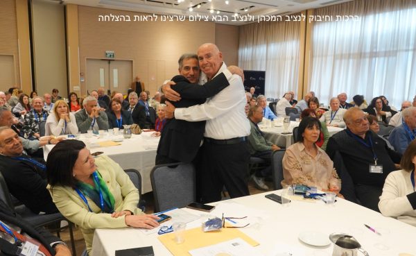 עז וחוסאם מתחבקים באולם