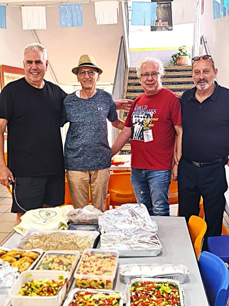4 מתנדבי מועדון גור אריה גבעתיים מכינים אוכל לפלוגת חיילי פיקוד העורף 