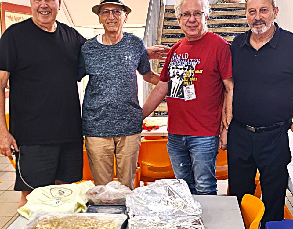 4 מתנדבי מועדון גור אריה גבעתיים מכינים אוכל לפלוגת חיילי פיקוד העורף